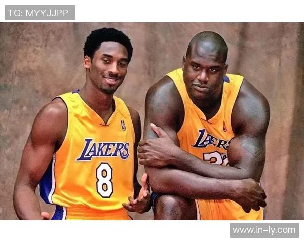 谢里夫奥尼尔特意前来致敬科比叔叔与雕像合影留念